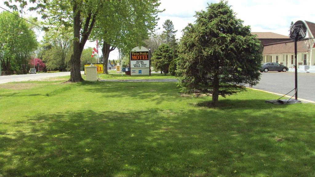 Twin Peaks Motel Napanee Exterior foto